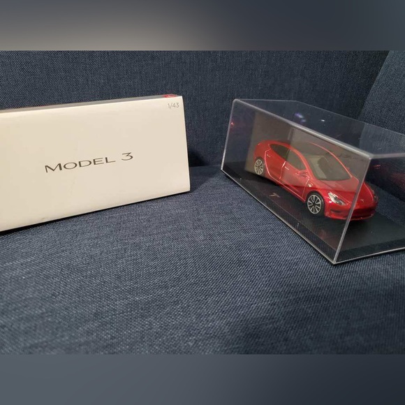 TESLA Model 3 Collectible Diecast Car - Picture 1 of 2